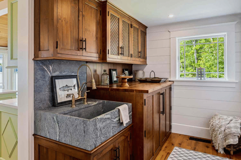 Cozy Rustic Farmhouse Laundry Room Ideas for Small, Stylish Spaces